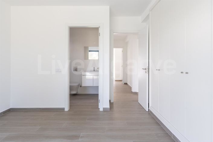 Image No.14-4 Bed House for sale