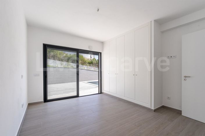 Image No.16-4 Bed House for sale