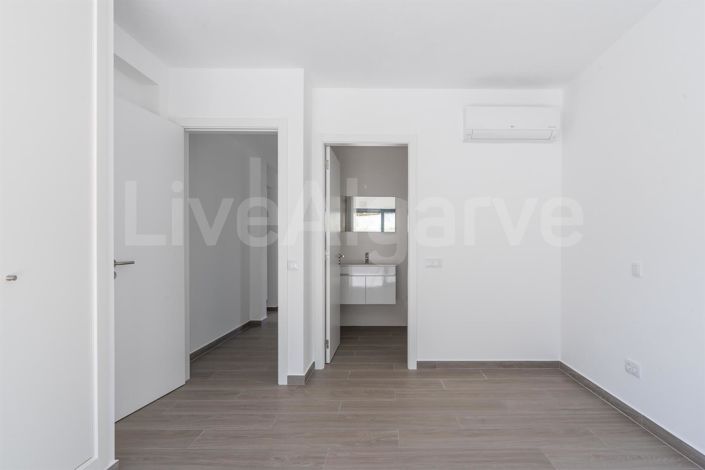 Image No.18-4 Bed House for sale