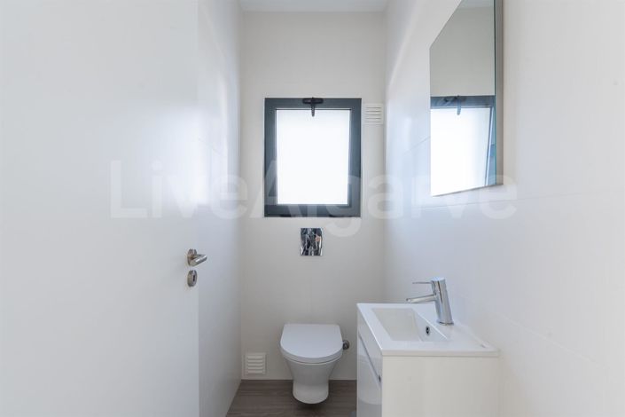 Image No.21-4 Bed House for sale