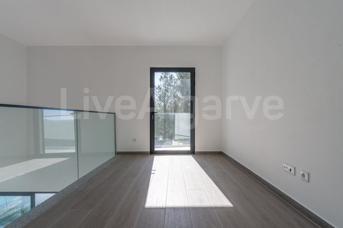 Image No.24-4 Bed House for sale