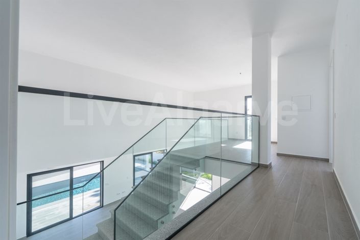 Image No.35-4 Bed House for sale