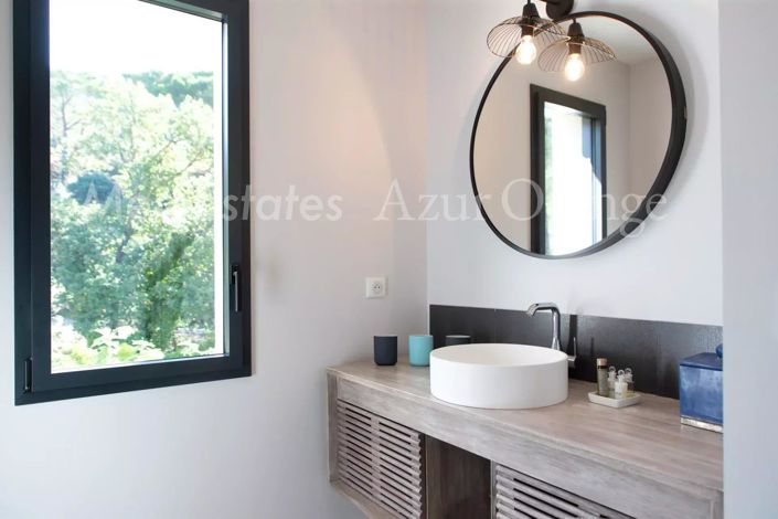 Image No.6-5 Bed House for sale