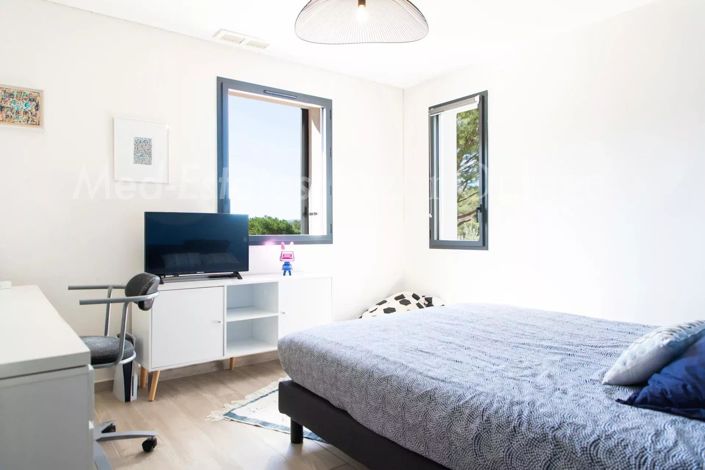 Image No.8-5 Bed House for sale