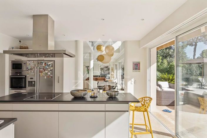 Image No.6-5 Bed House for sale