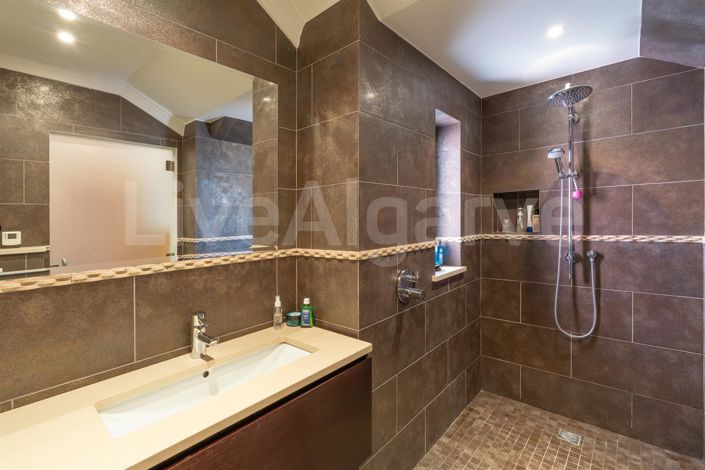 Image No.16-4 Bed House for sale