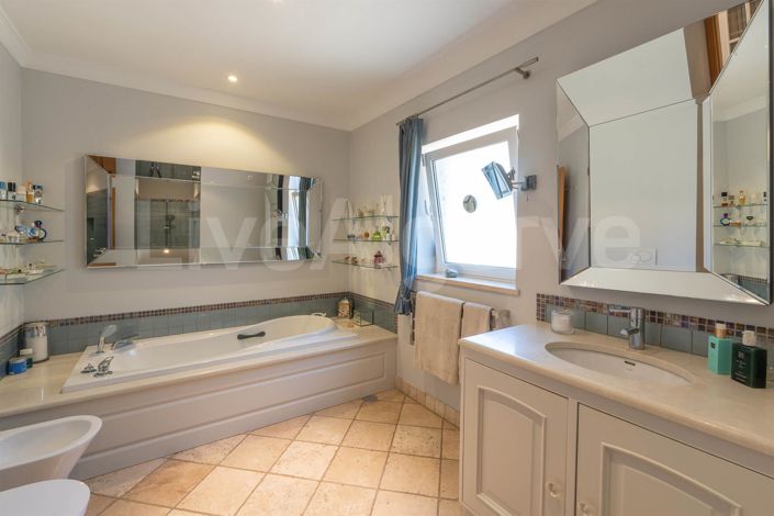 Image No.20-4 Bed House for sale