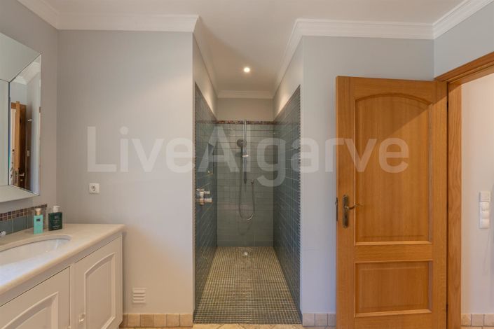 Image No.21-4 Bed House for sale