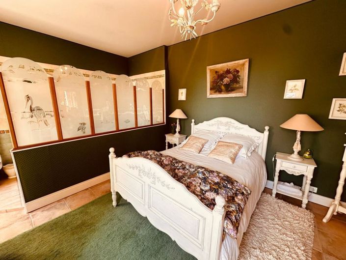 Image No.18-6 Bed House for sale