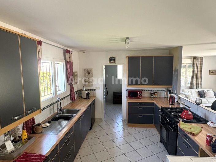 Image No.2-4 Bed House for sale