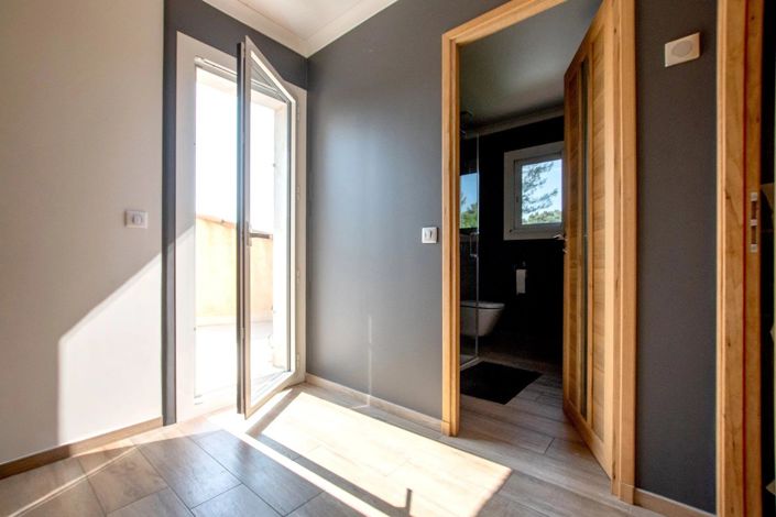 Image No.26-5 Bed House for sale