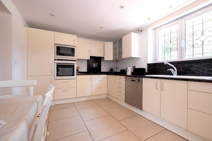 Image No.28-5 Bed House for sale