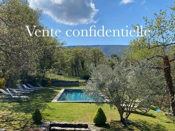 1 - Lacoste, Maison