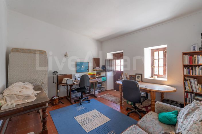 Image No.25-4 Bed House for sale