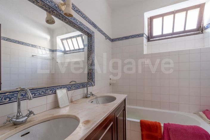 Image No.28-4 Bed House for sale