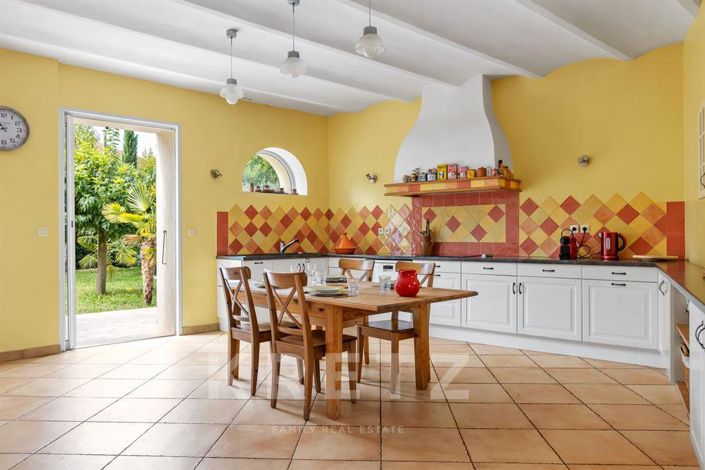 Image No.5-5 Bed House for sale