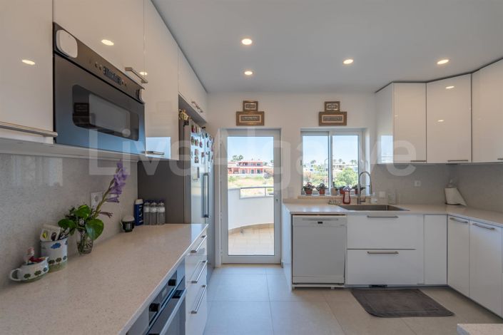 Image No.10-3 Bed House for sale