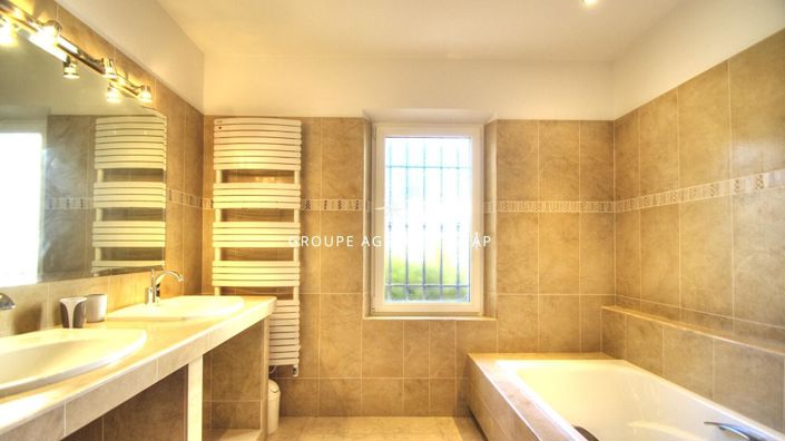 Image No.7-4 Bed House for sale