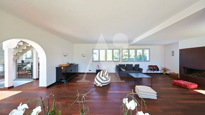 Image No.9-4 Bed Property for sale