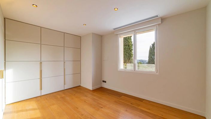 Image No.16-5 Bed House for sale