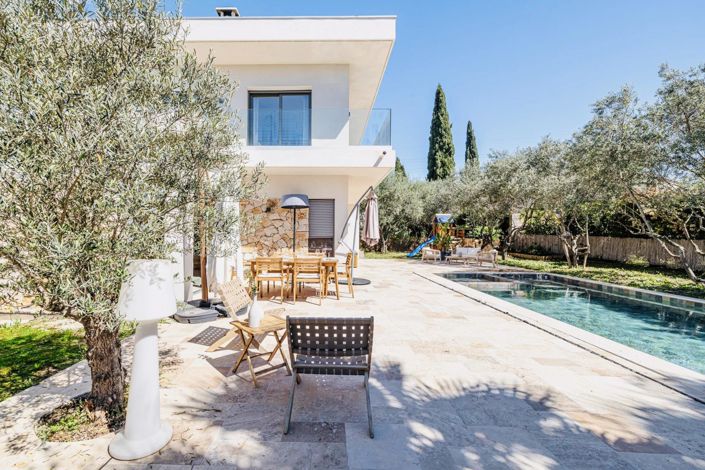 Image No.3-5 Bed House for sale