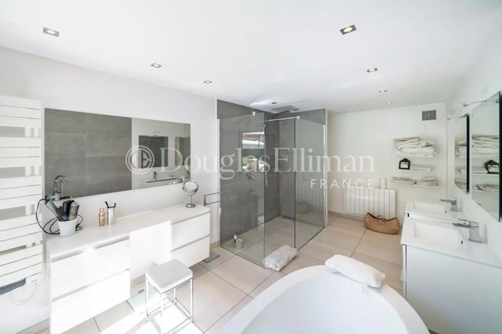 Image No.10-4 Bed House for sale