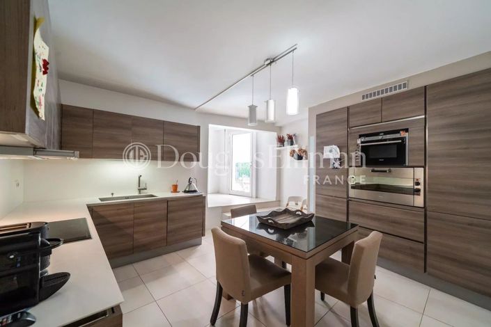 Image No.6-4 Bed House for sale