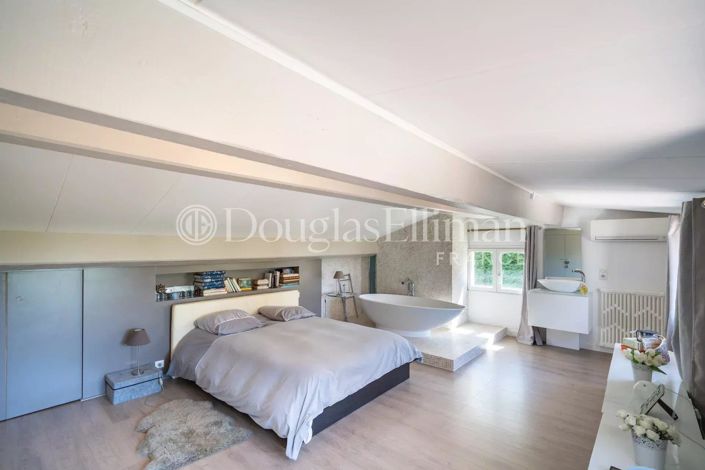 Image No.8-4 Bed House for sale