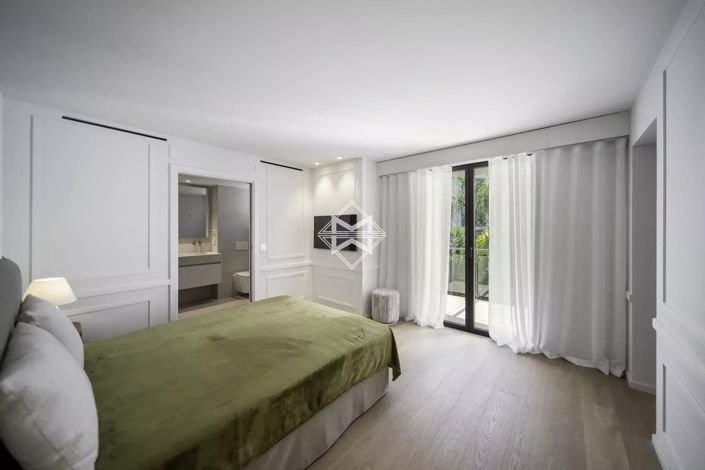 Image No.8-5 Bed House for sale