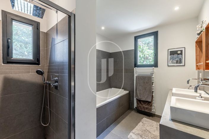 Image No.12-5 Bed House for sale