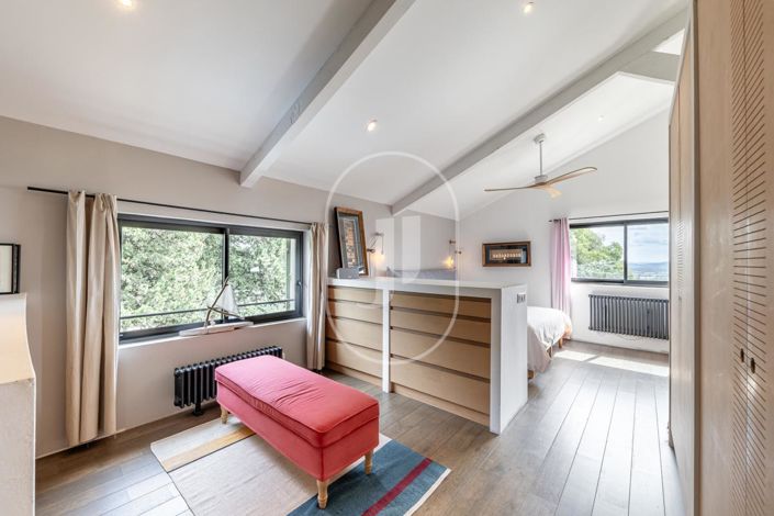 Image No.8-5 Bed House for sale