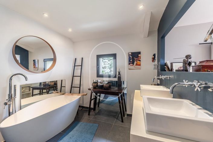 Image No.9-5 Bed House for sale