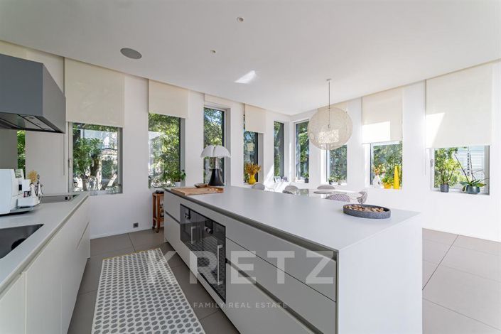 Image No.8-6 Bed House for sale