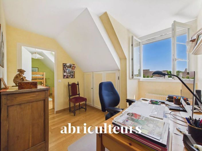 Image No.17-4 Bed House for sale