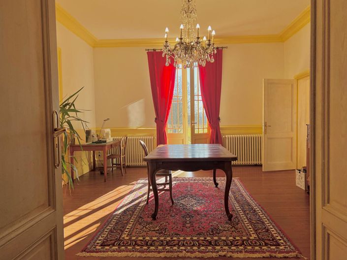 Image No.11-7 Bed Property for sale