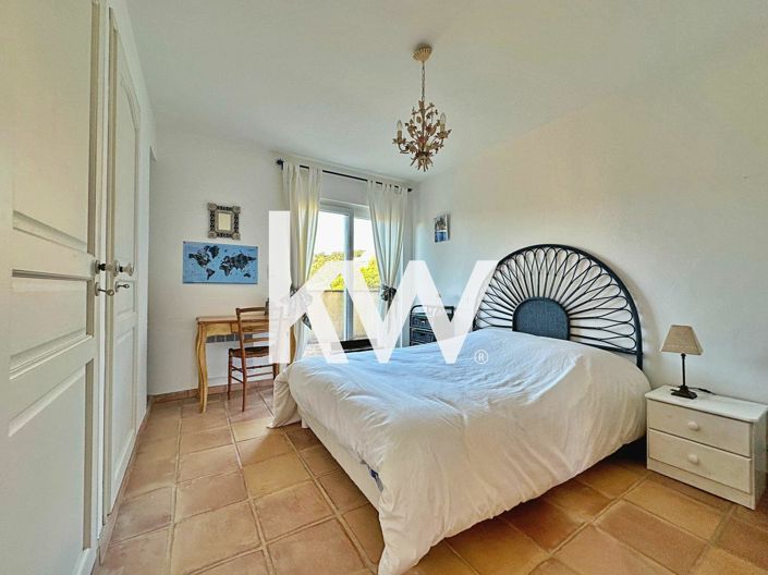 Image No.11-3 Bed House for sale