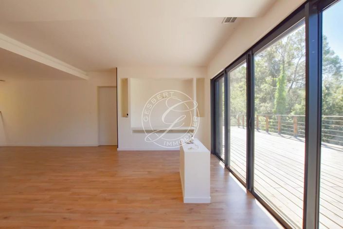 Image No.14-3 Bed House for sale