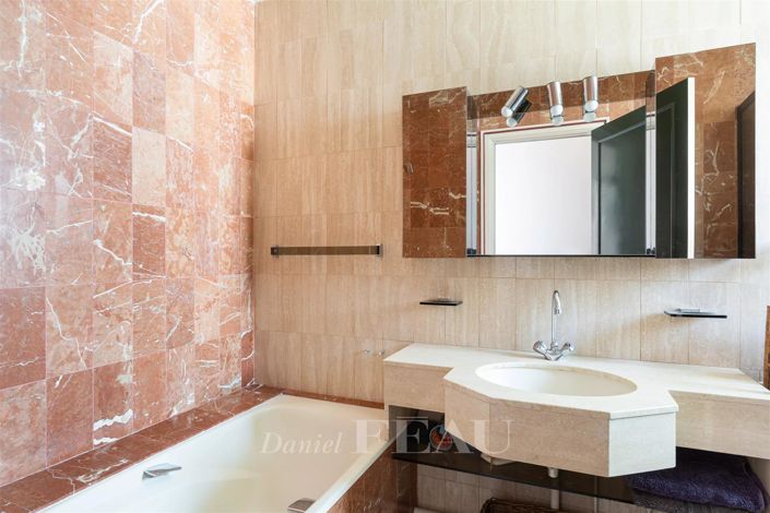 Image No.17-5 Bed House for sale