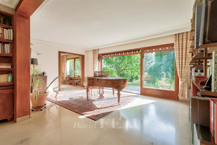 Image No.2-5 Bed House for sale