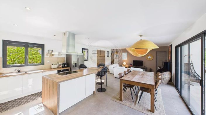 Image No.2-4 Bed House for sale