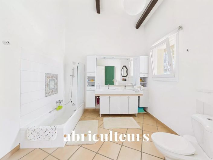 Image No.24-5 Bed House for sale