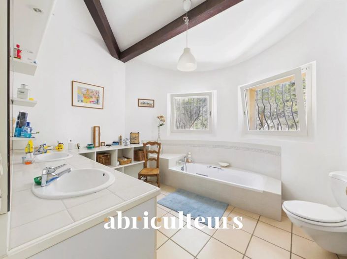 Image No.30-5 Bed House for sale