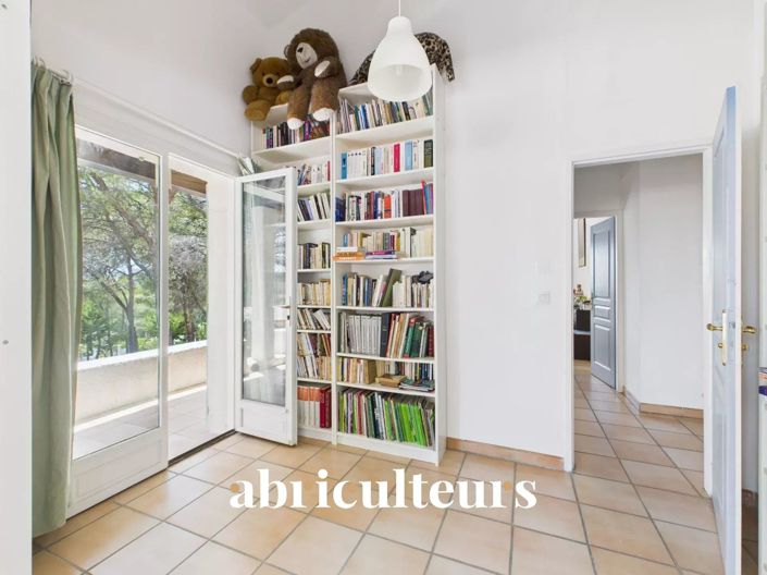 Image No.31-5 Bed House for sale