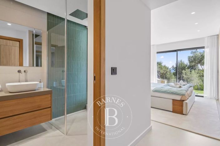 Image No.8-5 Bed House for sale