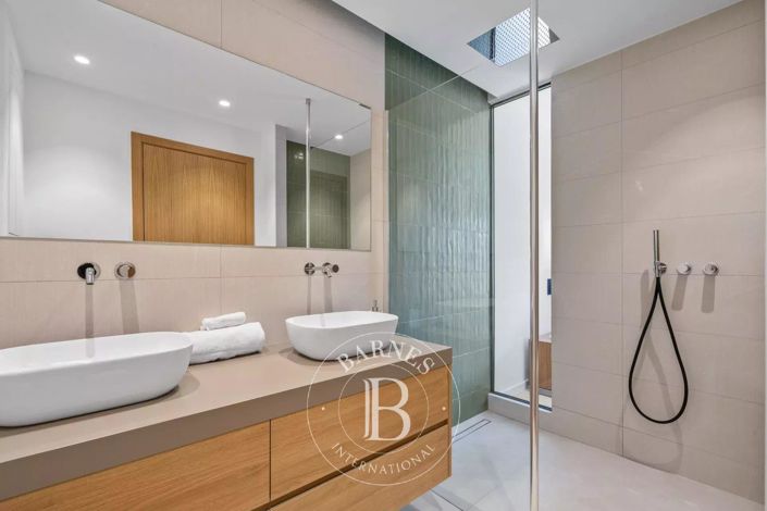 Image No.9-5 Bed House for sale