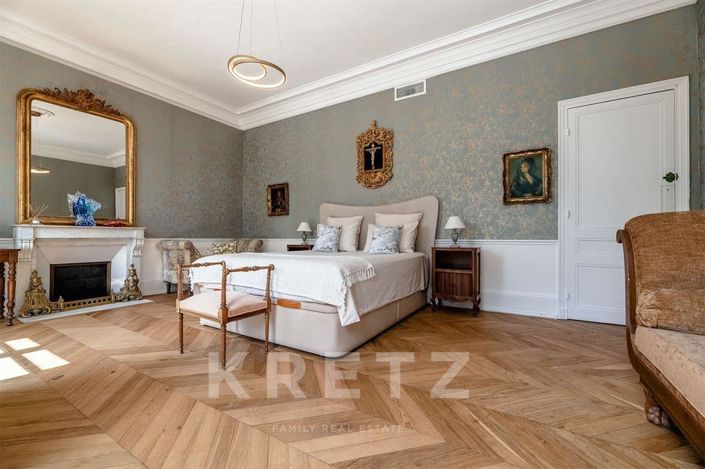 Image No.11-8 Bed Property for sale