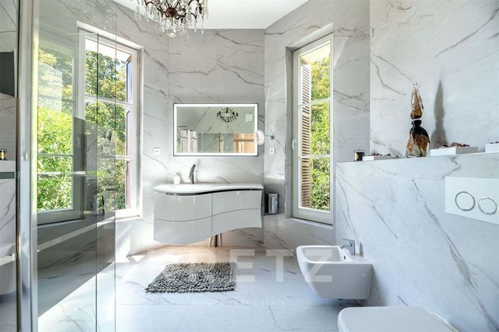 Image No.15-8 Bed Property for sale