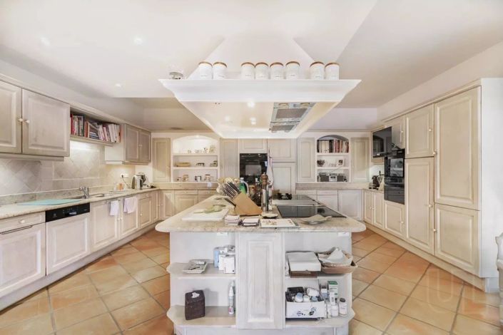 Image No.24-6 Bed House for sale