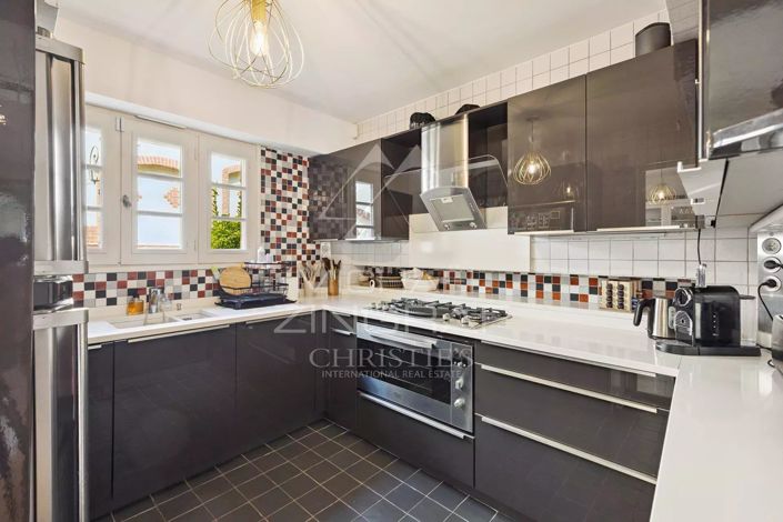 Image No.6-6 Bed House for sale