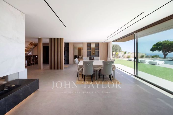 Image No.8-5 Bed House for sale